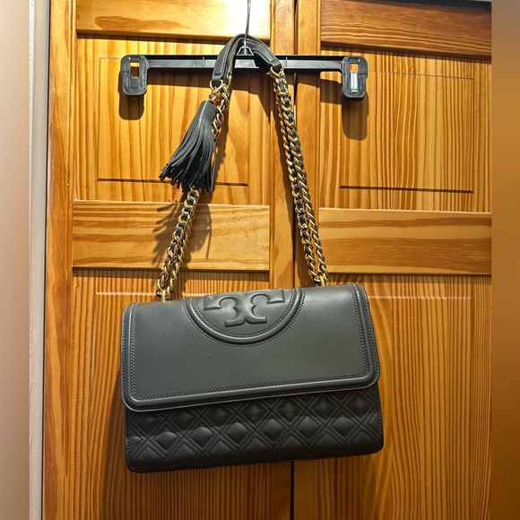 Tory Burch Fleming Bag. Gray with gold hardware. Very good condition - Picture 2 of 14